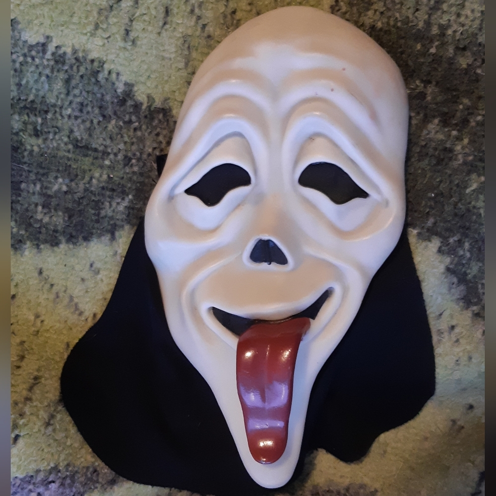 Scary Movie Mask - Picture 12 of 14